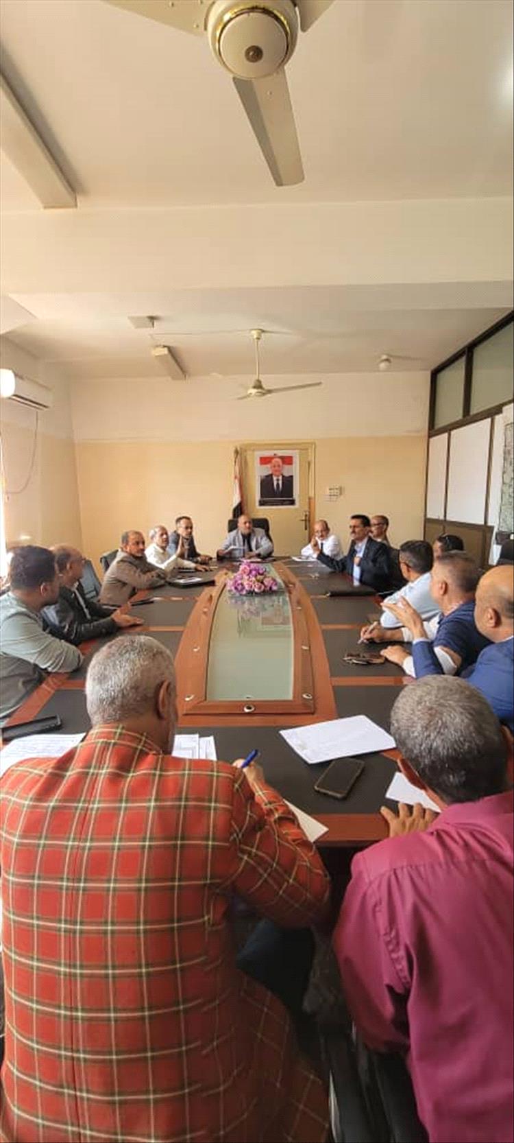 تعز.. إجتماع موسع يؤكد على استمرار حملات ضبط الأسعار ويدعو إلى إيجاد محطة معالجة مركزية للتخلص من النفايات الطبية