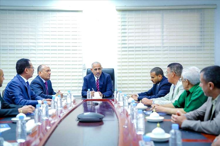 نائب رئيس مجلس القيادة الرئاسي اللواء عيدروس الزُبيدي، يتفقد سير العمل بوزارة الصناعة والتجارة