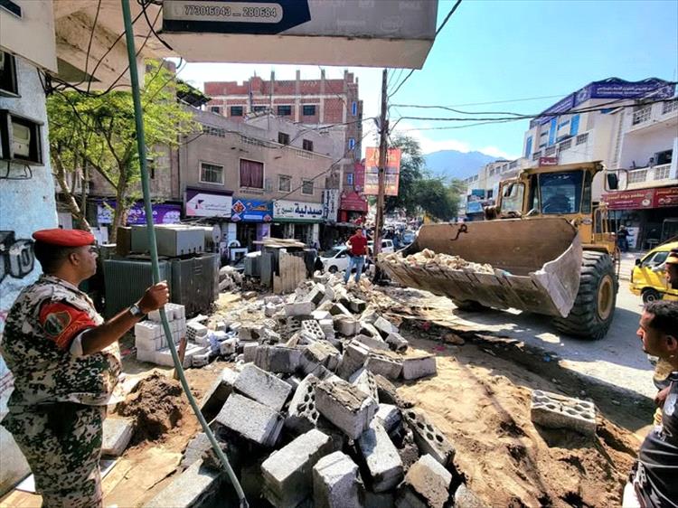 السلطة المحلية في تعز تزيل بناء عشوائي في جولة المسبح