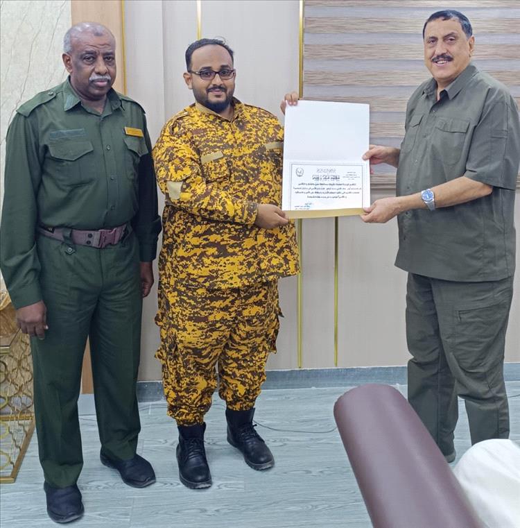 اللواء الشعيبي يكرّم النقيب خالد القعشمي