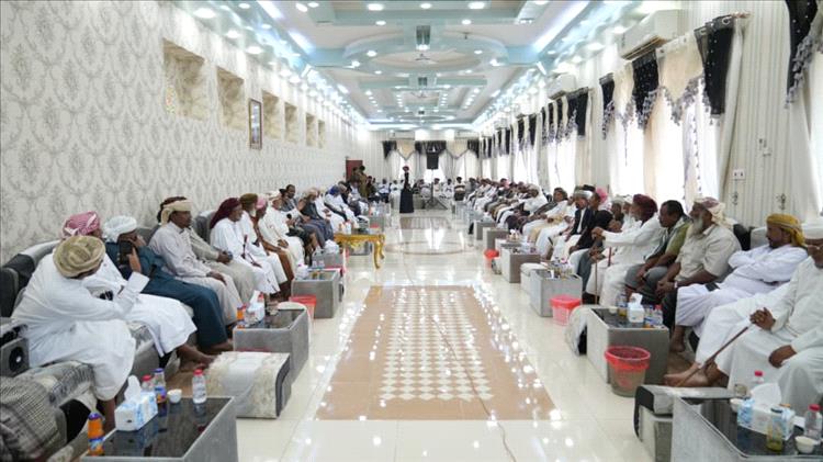 محافظ المهرة يعقد لقاءً تشاوريًا مع المشايخ والأعيان لتعزيز التهدئة والحفاظ على الاستقرار