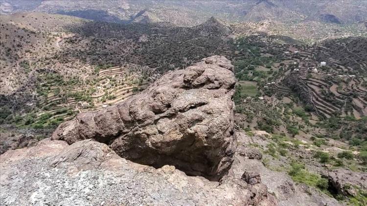 مناشدة عاجلة من أهالي بلاد أهل علي حمادة بالأزارق لإزالة صخور مهدِّدة للحياة