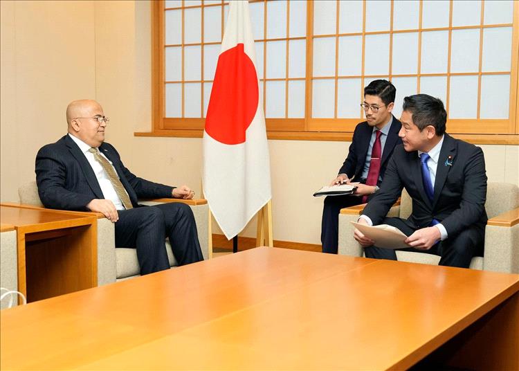 السفير السنيني يبحث مع نائب وزير الخارجية الياباني تعزيز العلاقات الثنائية