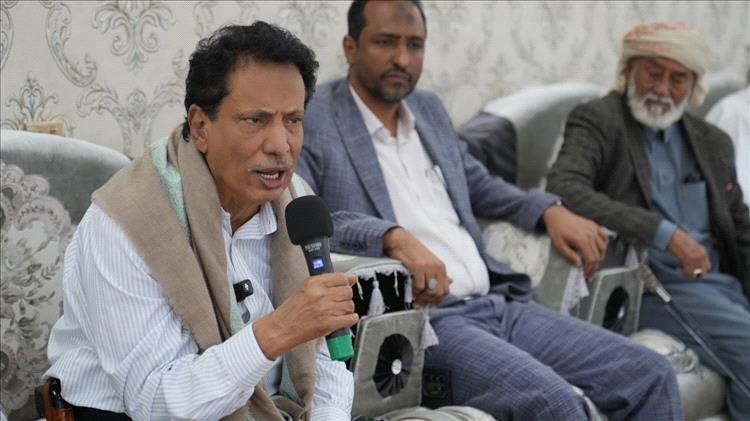 محافظ المهرة يعقد لقاءً تشاوريًا مع الشيوخ والأعيان لتعزيز التهدئة والحفاظ على الاستقرار