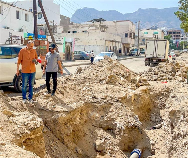 باخبيرة وبن جرادي يتفقدان أعمال تأهيل شبكات المياه في مديرية صيرة بعدن