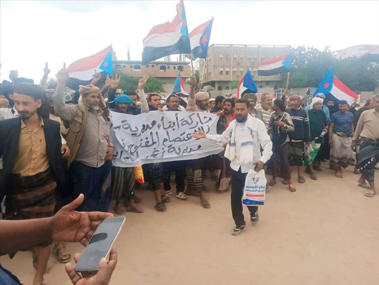 وفود مديريات يافع تصل مخيم الاعتصام المفتوح بزنجبار