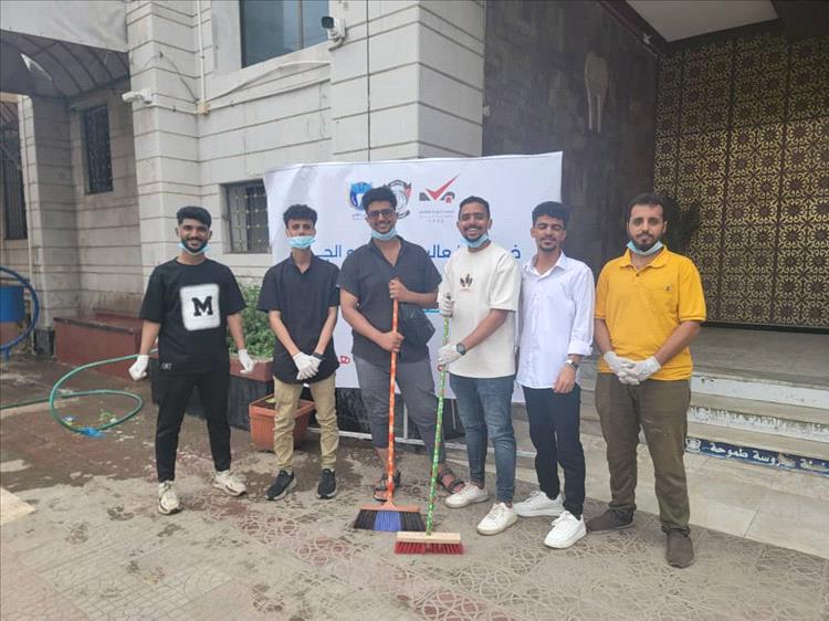 ضمن فعاليات أسبوع الجودة.. طلاب كلية طب الأسنان عدن ينظمون حملة نظافة وتشجير