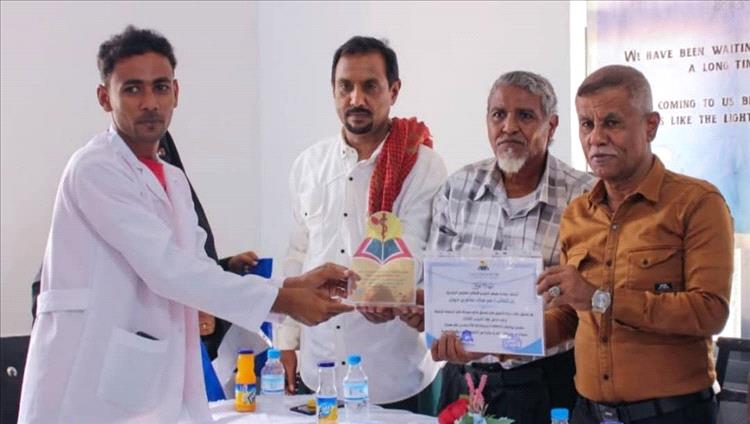 معهد الشحر العالي للعلوم الصحية يكرّم طلابه المتفوقين والخريجين للأعوام 2022–2025م