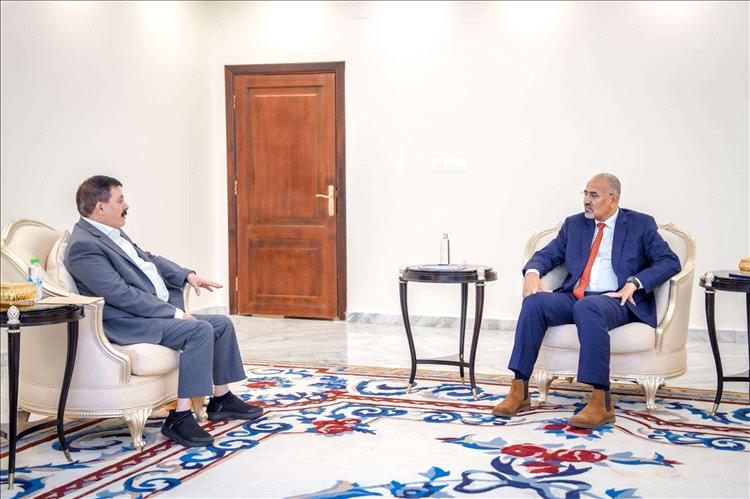 اللواء الزُبيدي خلال لقائه محافظ ذمار: تحرير الشمال مرهون بتكاتف القوى الوطنية الصادقة