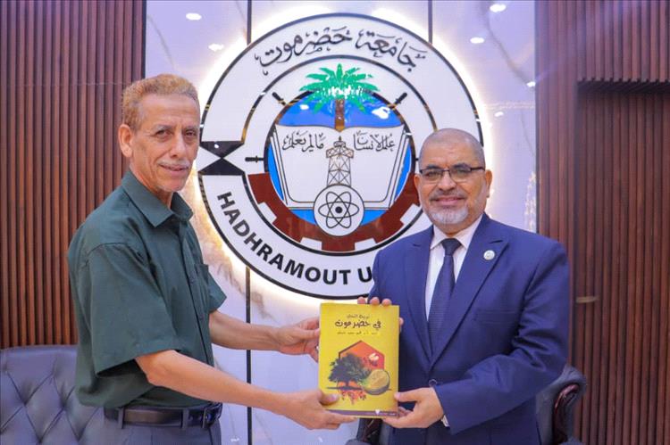 قراءة في كتاب "تربية النحل في حضرموت": حين يلتقي إرث الأرض بدقة العلم