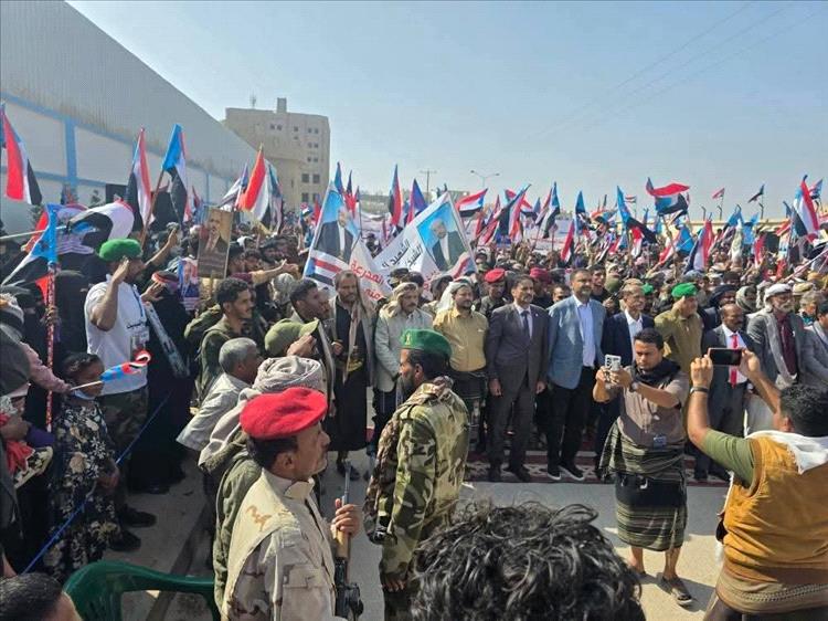 آلاف المحتشدين في عتق يطالبون باستقلال الجنوب في مخيم اعتصام مفتوح