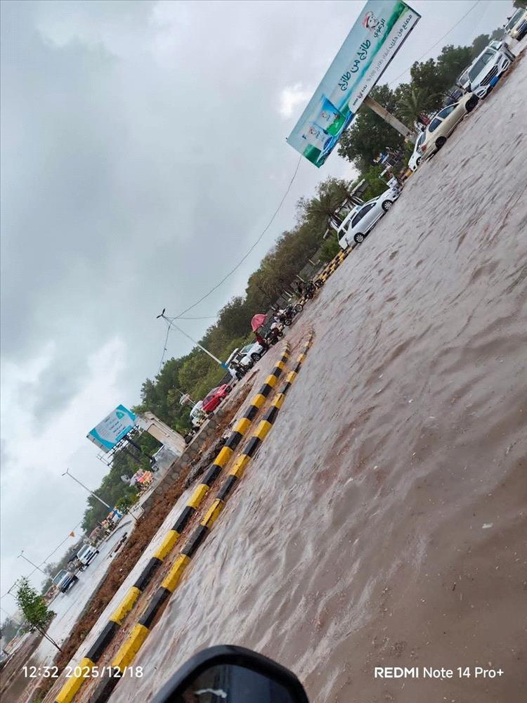 أمطار غزيرة تضرب محافظة الحديدة وتغمر شوارعها