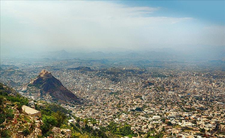 بيان عاجل لأحزاب سياسية في تعز يحمّل السلطة المحلية مسؤولية التفجير الدامي بشارع جمال