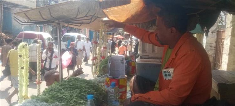 بين رائحة الفل وقسوة الحياة… شوقي سالم يحكي قصة كفاح 27 عامًا في أسواق عدن