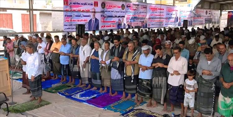 أبناء دلتا أبين يؤدون صلاة الجمعة في ساحة الاعتصام المفتوح بزنجبار