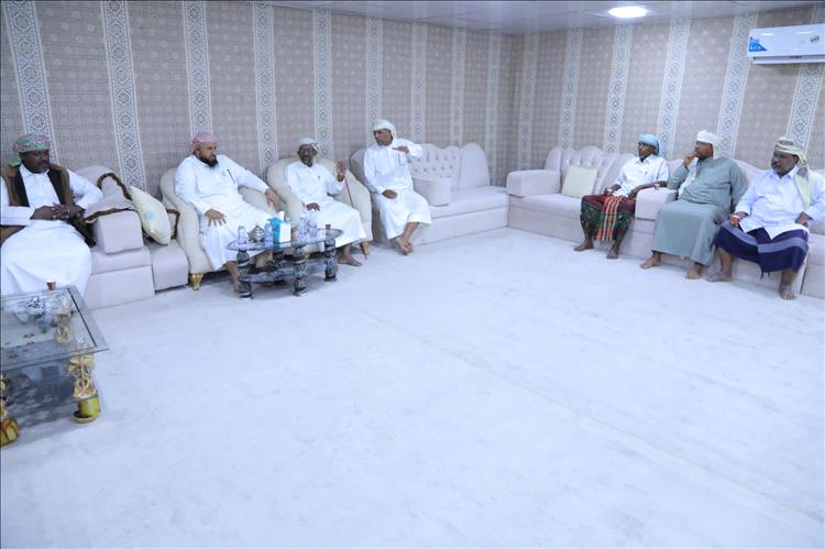 شيوخ وأعيان منطقة العبري يلتقون قائد قوات درع الوطن في المهرة ضمن لقاءات التأييد القبلية.