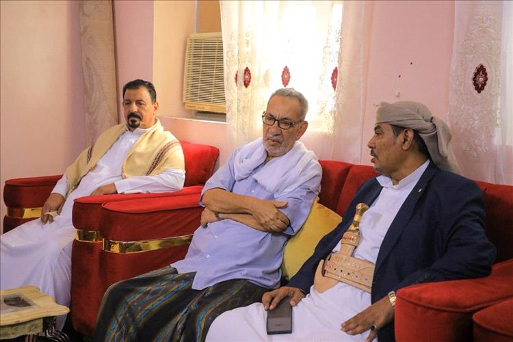 رئيس حلف قبائل حضرموت الجديد يزور أسرة شهيد الهبة الحضرمية عمر بازنبور ويؤكد الوفاء لمسيرة الشهداء