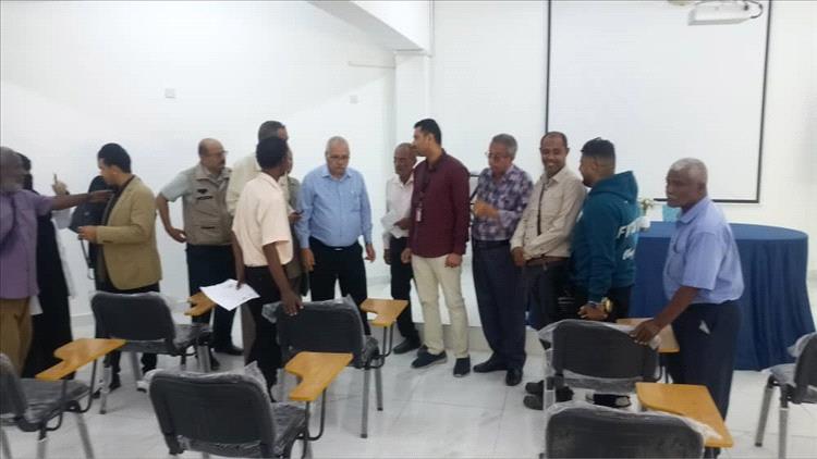 مدير عام مكتب الصحة يتفقد اللمسات الأخيرة لافتتاح قاعتي التدريب في مستشفى الأمراض النفسية والعصبية بعدن