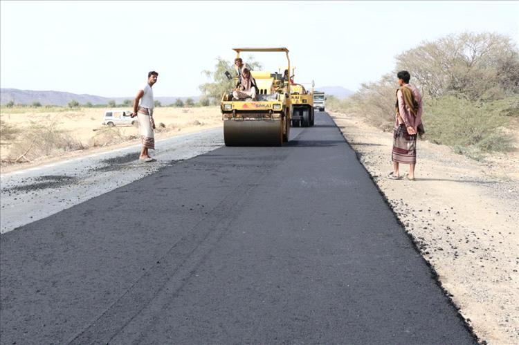اختتام أعمال مبادرة صيانة الطريق الدولي بأبين بدعم مؤسسة الناصر للتنمية