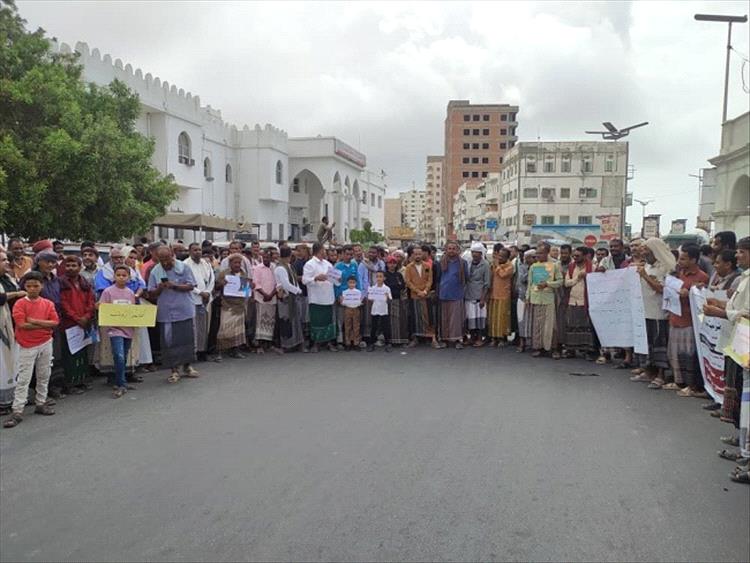 معلمو ساحل حضرموت: لن نُسلم كشوفات امتحانات الفصل الأول إلا بعد صرف مستحقاتنا