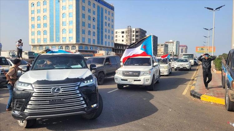 صور اولية : موكب جماهيري ضخم من يافع يصل ساحة العروض بخور مكسر