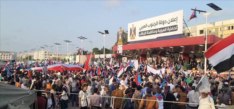 احتشاد جماهيري ضخم بعد وصول وفد يافع في ساحة العروض للمطالبة باستقلال الجنوب