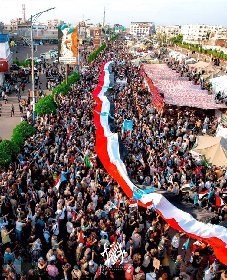 ساحة العروض بالعاصمة عدن تشهد أكبر حشدٍ جماهيريٍّ للمطالبة بإعلان دولة الجنوب