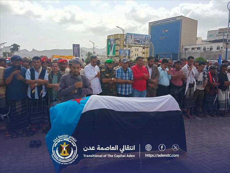 المعتصمون في ساحة خور مكسر يؤدون صلاة الجنازة على جثمان المناضل "عبد الحكيم فاضل"