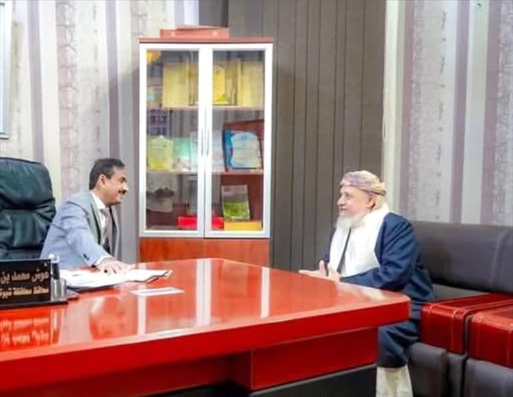 الشيخ حسين باحنحن يشيد بجهود المحافظ ابن الوزير والسعاة ويطلع الرأي العام على مستجدات قضية (الخزمة ومواقع النزاع فيها)