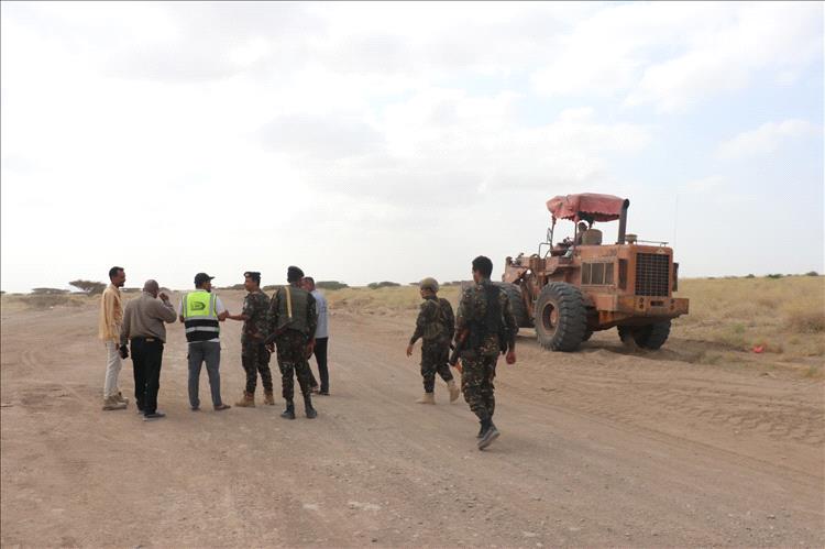 عليان وعطية يتفقدان الأعمال الجارية في الطريق الرابط بين تعز والحديدة