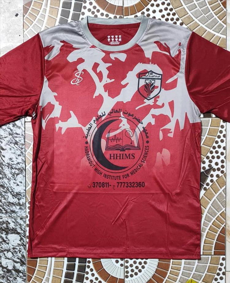 معهد حضرموت العالي للعلوم الطبية يقدم طقم رياضي لفريق الجيل الرياضي بشبوة استعداداً لموسم 2026