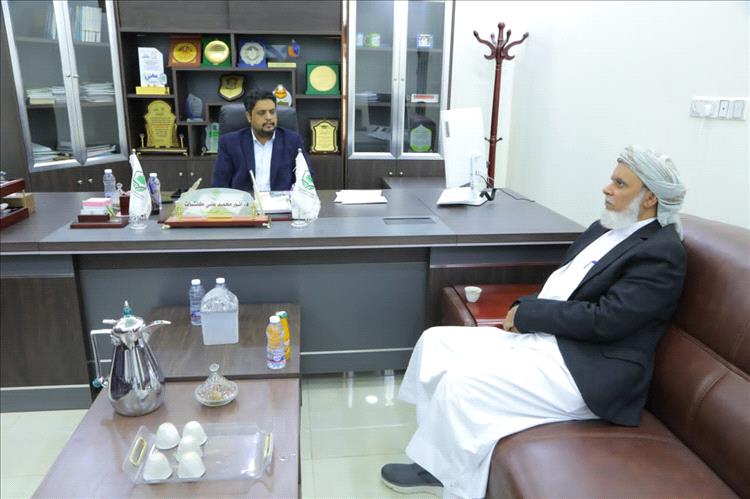 رئيس جامعة المهرة يستقبل وكيل محافظة المهرة الشيخ صالح عليان.