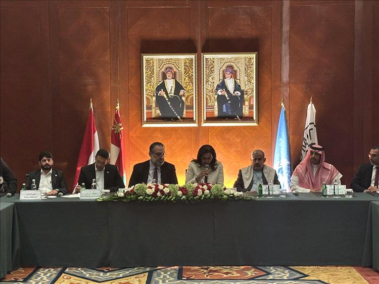 أول صورة من لحظة توقيع اتفاق تبادل الأسرى في عُمان