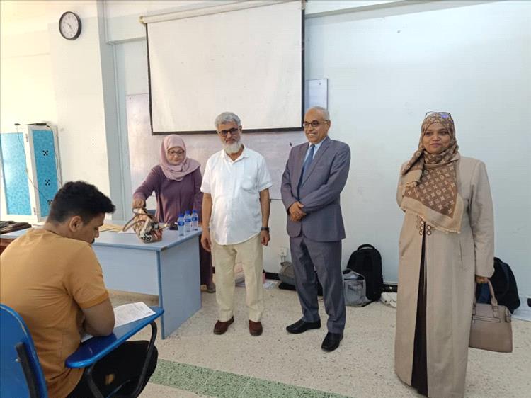 العطاس يتفقد سير امتحانات الفصل الدراسي الأول بكلية الصيدلة بجامعة عدن
