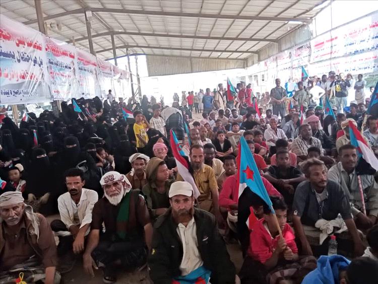 حشود كبيرة في ساحة مخيم الاعتصام المفتوح م/ أبين تجسد وحدة الصف الجنوبي