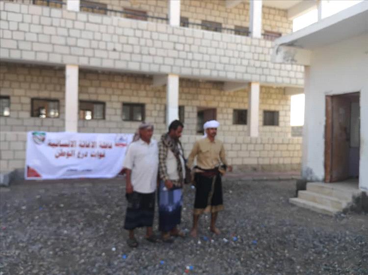 مدير التخطيط والتعاون الدولي يدشن توزيع السلل الغذائية المقدمة من قائد درع الوطن بمركز خور العميرة