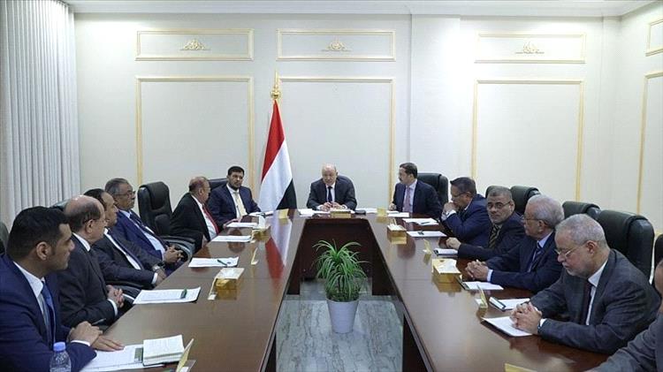 العليمي يترأس اجتماعًا طارئًا لمجلس الدفاع الوطني لبحث تطورات حضرموت والمهرة