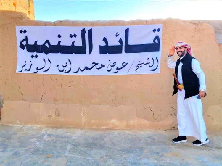 ريشة الوفاء تعانق إنجازات التنمية.. المبدع "بن غديد" يهدي محافظ شبوة لوحة فنية فاخرة