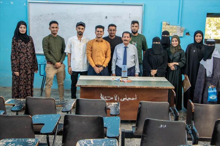 تقديرًا لجهوده الجبّارة.. الدفعة الأولى بكلية الإعلام تُكرّم مؤسس الكلية وعميدها السابق الدكتور محمد علي الكازمي