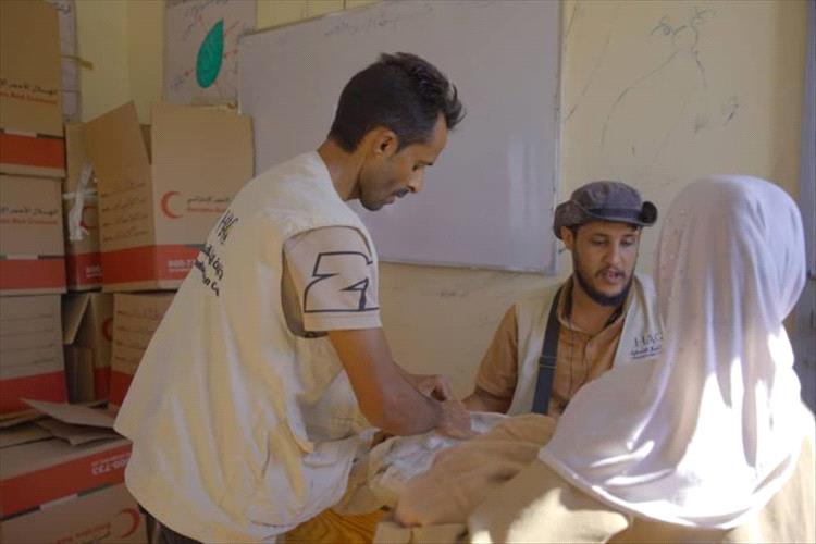 الخلية الإنسانية للمقاومة الوطنية توزع ملابس شتوية لأطفال ريف المخا