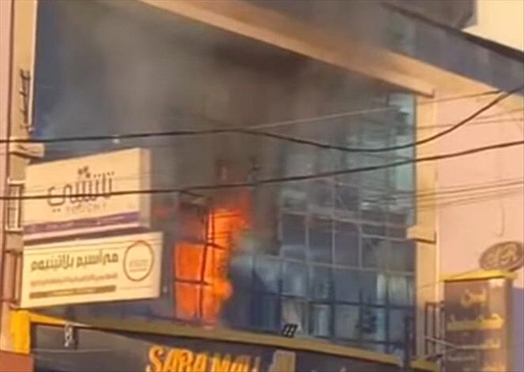 نشوب حريق في مول وسط صنعاء