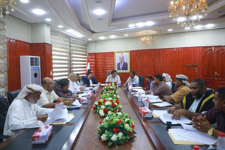 محافظ المهرة يناقش الموازنة التشغيلية لصندوق النظافة والتحسين لعام 2026م