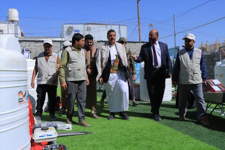 وكيل مأرب يدشن توزيع حقيبة التمكين الزراعي لعدد 200 مزارعاً ومزارعة بالمحافظة