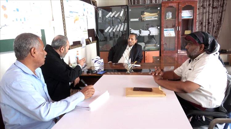 محافظ أبين يناقش مع مدير عام مكتب الصحة والسكان تفعيل الأنشطة الصحية والمشاريع للعام الجديد 2026م