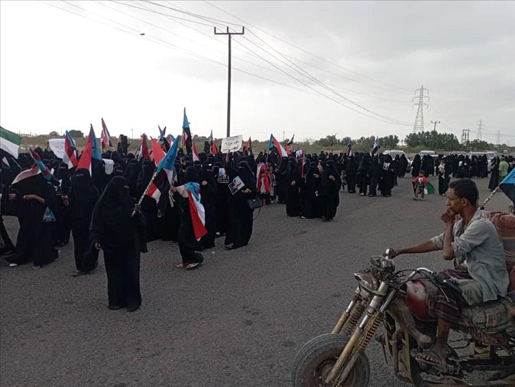 جماهير نسوية حاشدة في الحسيني بلحج تطالب بإعلان الدولة الجنوبية