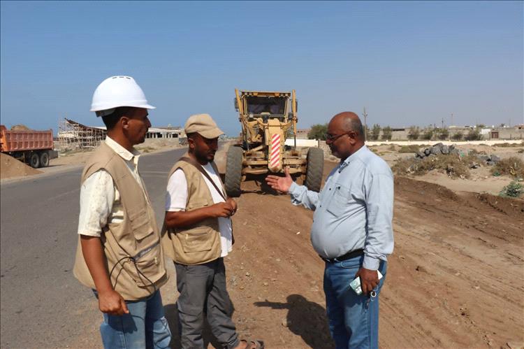 عليان يتفقد الأعمال الجارية لمشروع إعادة تأهيل خط الخوخةالمخا