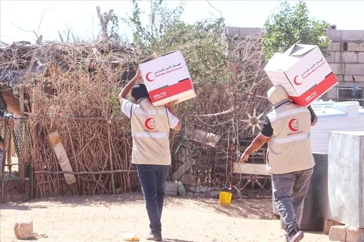 هلال الإمارات يدشن حملة كسوة الشتاء في أنحاء شبوة