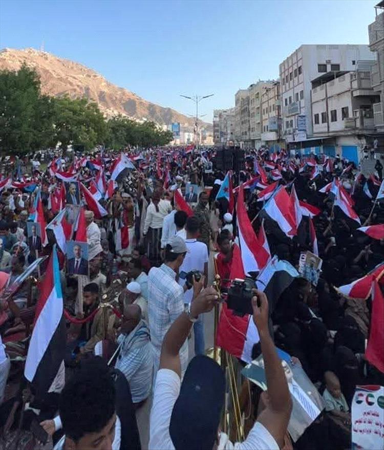 حشود جماهيرية في المكلا ترفع مطالب الاستقلال وتؤكد دعمها للمجلس الانتقالي