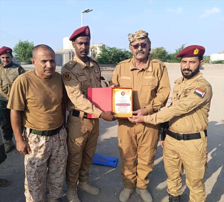 الضباط الخريجون من الكلية الحربية يمنحون قائد اللواء 43 عمالقة شهادة شكر وتقدير