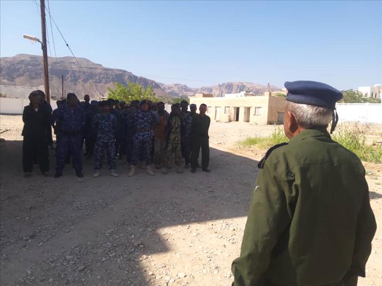 العقيد علي بادبيان يحضر الطابور الصباحي لمنتسبي أمن مديرية حجر ويلقي كلمة توجيهية